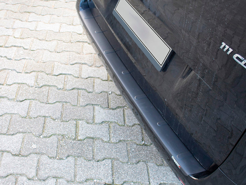 TAKAPUSKURIN LASTAUSSUOJA (ABS-BLACK)